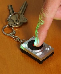 KIKKER LAND（キッカーランド）の「KIKKERLAND キッカーランド ライトアップキーチェーン ターンテーブル キーリング キーホルダー DJ（キーホルダー）」