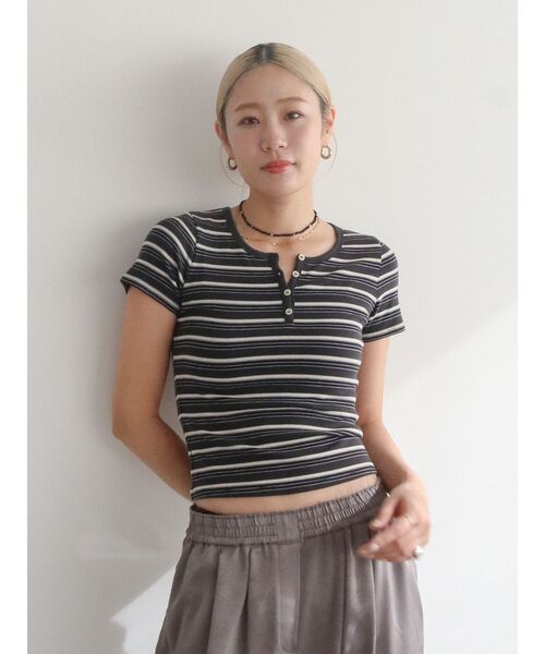 Ungrid(アングリッド)の「マルチボーダーヘンリーTee(Tシャツ/カットソー・レディース・レッド/チャコールグレー/ブラウン・FREE)」の2枚目の写真