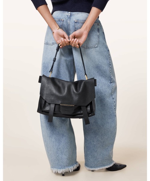 ALLSAINTS（オールセインツ）の「URSA GRAIN LEATHER SATCHEL BAG | URSA GRAIN レザー サッチェル バッグ（ショルダーバッグ・レディース・ブラック・ONE SIZE）」の4枚目の写真