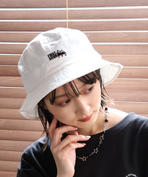 FIRST DOWN（ファーストダウン）の「【FIRST DOWN/ファーストダウン】LOGO TWILL BUCKET HAT/ロゴツイル バケットハット（ハット・メンズ・ブラック/ベージュ/ホワイト・FREE）」の2枚目の写真
