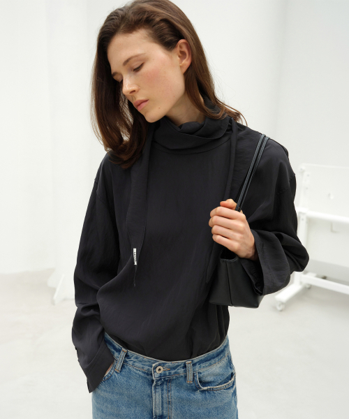 LEVAR(レバー)の「Silky Scarf Blouse - Black(シャツ/ブラウス・レディース・その他・FREE)」の2枚目の写真