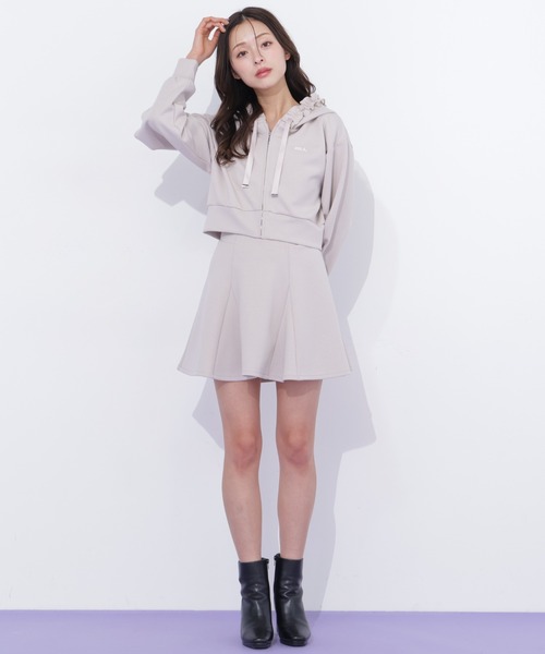 JILL by JILL STUART（ジルバイジルスチュアート）の「ダイバーセットアップ　フリルパーカー（パーカー・レディース・ベージュ/ブラック/グレー・FREE）」の8枚目の写真