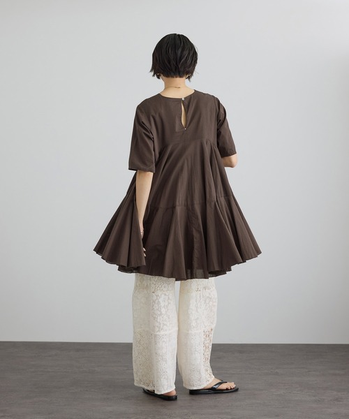 SALON adam et rope'（サロン アダム エ ロペ）の「【AAYUSHI（アユーシ） for SALON】別注ボリュームフレアハーフスリーブワンピース（ワンピース・レディース・キナリ/ダークブラウン・FREE）」の20枚目の写真