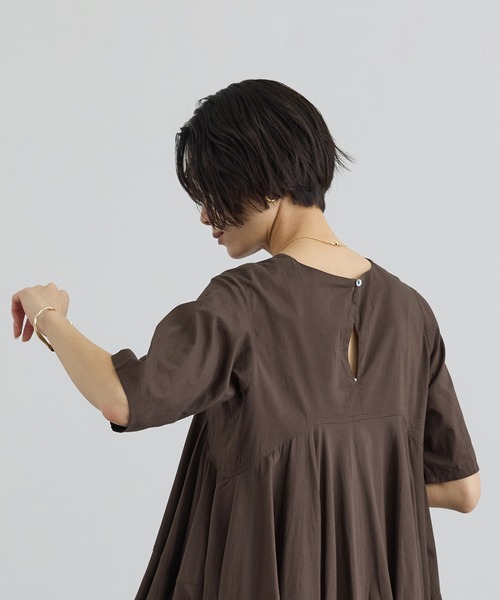 SALON adam et rope'（サロン アダム エ ロペ）の「【AAYUSHI（アユーシ） for SALON】別注ボリュームフレアハーフスリーブワンピース（ワンピース・レディース・キナリ/ダークブラウン・FREE）」の11枚目の写真