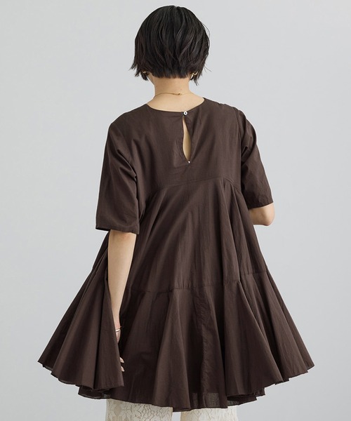 SALON adam et rope'(サロン アダム エ ロペ)の「【AAYUSHI(アユーシ) for SALON】別注ボリュームフレアハーフスリーブワンピース(ワンピース・レディース・キナリ/ダークブラウン・FREE)」の18枚目の写真