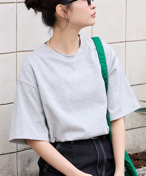 MONO-MART(モノマート)の「<万能UVカット/汗ジミ防止>オーバーサイズ シンプル半袖Tシャツ【ショート丈/ミディアム丈】(Tシャツ/カットソー・レディース・ブラック系/ブラウン系/レッド系/グレー系2/ブラック/ホワイト系/ライトブラウン/ブルー系2/ネイビー系/杢グレー/グレー系/オフホワイト/ピンク系/レッド/ピンク系2/ブルー系/ネイビー/ダークグレー・L/M/SHORT)」の8枚目の写真