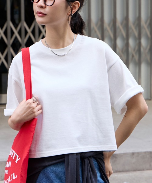 MONO-MART(モノマート)の「<万能UVカット/汗ジミ防止>オーバーサイズ シンプル半袖Tシャツ【ショート丈/ミディアム丈】(Tシャツ/カットソー・レディース・ブラック系/ブラウン系/レッド系/グレー系2/ブラック/ホワイト系/ライトブラウン/ブルー系2/ネイビー系/杢グレー/グレー系/オフホワイト/ピンク系/レッド/ピンク系2/ブルー系/ネイビー/ダークグレー・L/M/SHORT)」の2枚目の写真