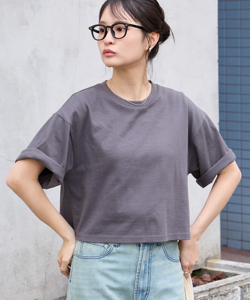 MONO-MART(モノマート)の「<万能UVカット/汗ジミ防止>オーバーサイズ シンプル半袖Tシャツ【ショート丈/ミディアム丈】(Tシャツ/カットソー・レディース・ブラック系/ブラウン系/レッド系/グレー系2/ブラック/ホワイト系/ライトブラウン/ブルー系2/ネイビー系/杢グレー/グレー系/オフホワイト/ピンク系/レッド/ピンク系2/ブルー系/ネイビー/ダークグレー・L/M/SHORT)」の5枚目の写真