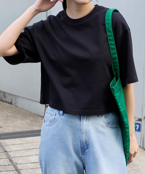 MONO-MART(モノマート)の「<万能UVカット/汗ジミ防止>オーバーサイズ シンプル半袖Tシャツ【ショート丈/ミディアム丈】(Tシャツ/カットソー・レディース・ブラック系/ブラウン系/レッド系/グレー系2/ブラック/ホワイト系/ライトブラウン/ブルー系2/ネイビー系/杢グレー/グレー系/オフホワイト/ピンク系/レッド/ピンク系2/ブルー系/ネイビー/ダークグレー・L/M/SHORT)」の3枚目の写真