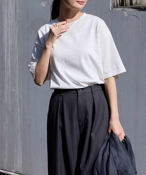 MONO-MART(モノマート)の「<万能UVカット/汗ジミ防止>オーバーサイズ シンプル半袖Tシャツ【ショート丈/ミディアム丈】(Tシャツ/カットソー・レディース・ブラック系/ブラウン系/レッド系/グレー系2/ブラック/ホワイト系/ライトブラウン/ブルー系2/ネイビー系/杢グレー/グレー系/オフホワイト/ピンク系/レッド/ピンク系2/ブルー系/ネイビー/ダークグレー・L/M/SHORT)」の22枚目の写真