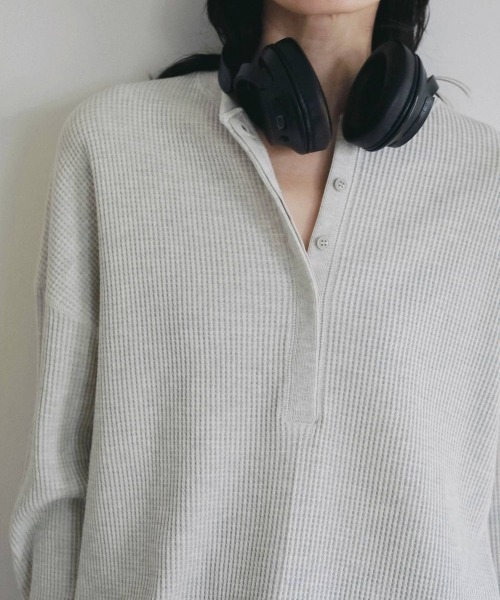 anuke(アンヌーク)の「anuke Waffle Loose Henleytops ワッフルルーズヘンリートップス/62620605(Tシャツ/カットソー・レディース・オートミール・ONE SIZE)」の3枚目の写真