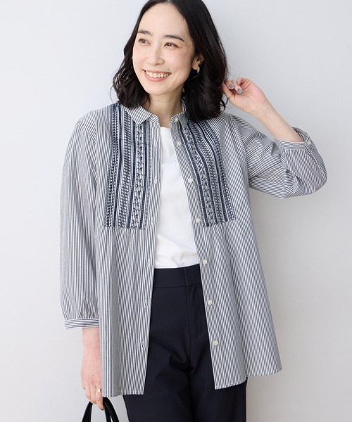 DECOY SINCE 1981（デコイシンスイチキュウハチイチ）の「刺しゅうストライプブラウス（シャツ/ブラウス・レディース・ネイビー/グリーン/ブルー・9号/11号/13号/15号/17号）」の2枚目の写真