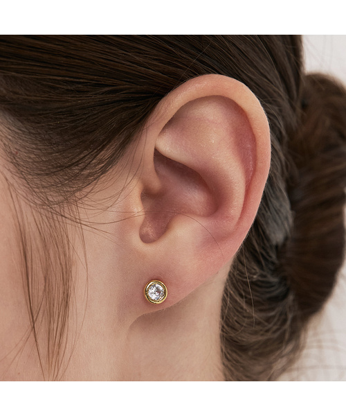 HEI（ヘイ）の「[sv925] solo bezel round studs earring（ピアス（両耳用）・レディース・ホワイト/イエロー・FREE）」の2枚目の写真