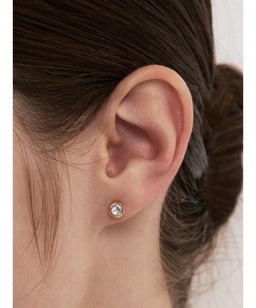HEI（ヘイ）の「[sv925] solo bezel round studs earring（ピアス（両耳用）・レディース・ホワイト/イエロー・FREE）」の3枚目の写真