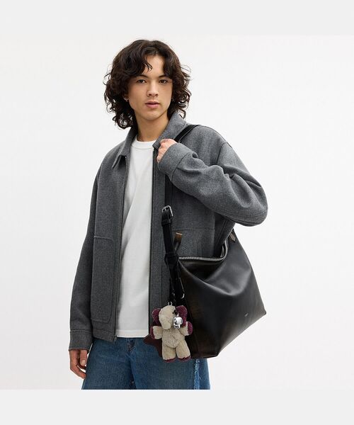 COACH(コーチ)の「モット メッセンジャー バッグ 38・ラブド レザー・チャーム(メッセンジャーバッグ・メンズ・ブラック系その他・ONE)」の2枚目の写真
