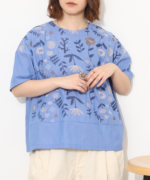 Emago(イマゴ)の「EMAGO お花刺繍切替えブラウス 半袖(シャツ/ブラウス・レディース・ホワイト/ブルー/ブラック・FREE)」の3枚目の写真