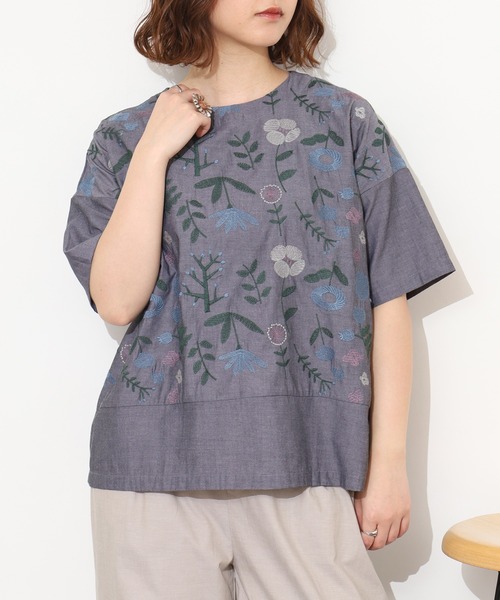 Emago(イマゴ)の「EMAGO お花刺繍切替えブラウス 半袖(シャツ/ブラウス・レディース・ホワイト/ブルー/ブラック・FREE)」の2枚目の写真