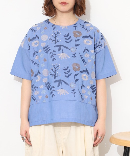 Emago(イマゴ)の「EMAGO お花刺繍切替えブラウス 半袖(シャツ/ブラウス・レディース・ホワイト/ブルー/ブラック・FREE)」の6枚目の写真