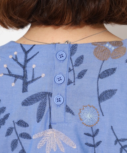 Emago(イマゴ)の「EMAGO お花刺繍切替えブラウス 半袖(シャツ/ブラウス・レディース・ホワイト/ブルー/ブラック・FREE)」の11枚目の写真