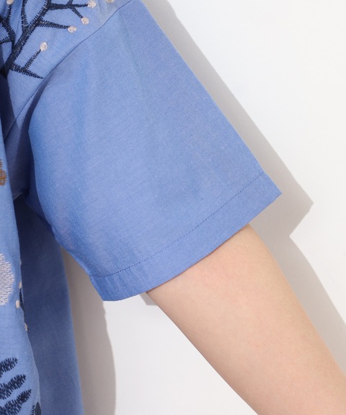 Emago(イマゴ)の「EMAGO お花刺繍切替えブラウス 半袖(シャツ/ブラウス・レディース・ホワイト/ブルー/ブラック・FREE)」の10枚目の写真