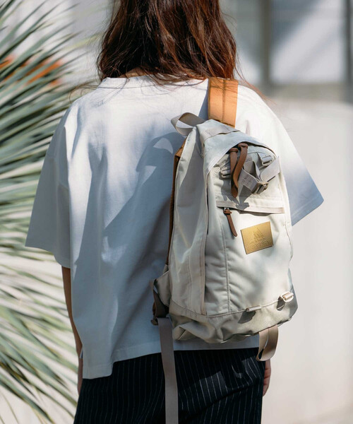 FREAK'S STORE（フリークスストア）の「GREGORY × FREAK'S STORE/グレゴリー 別注 FINE DAY LEATHER PATCH/別注 ファインデイ レザーパッチ/バックパック/A4サイズバッグ/マザーズバッグ（バックパック/リュック・レディース・ベージュ/ブラック・ONE SIZE）」の9枚目の写真