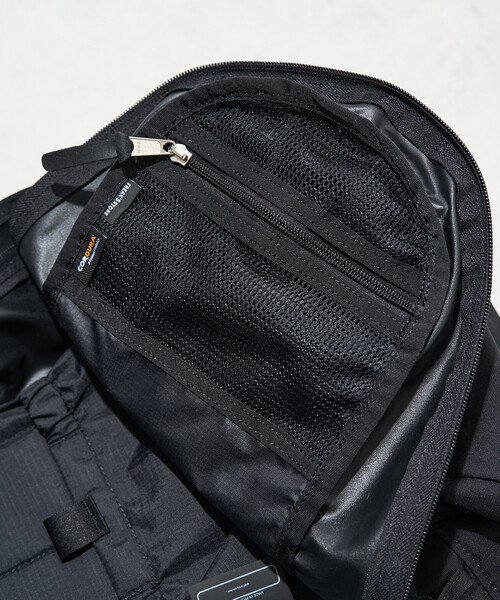 FREAK'S STORE（フリークスストア）の「GREGORY × FREAK'S STORE/グレゴリー 別注 FINE DAY LEATHER PATCH/別注 ファインデイ レザーパッチ/バックパック/A4サイズバッグ/マザーズバッグ（バックパック/リュック・レディース・ベージュ/ブラック・ONE SIZE）」の16枚目の写真