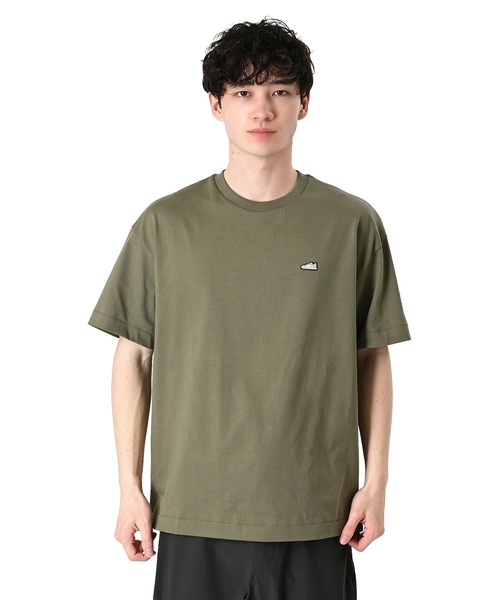 NEW BALANCE(ニューバランス)の「シューパッチショートスリーブTシャツ(Tシャツ/カットソー・メンズ・オフホワイト/ダークブラック/オリーブ/ダークネイビー・MEDIUM/LARGE/X-LARGE/XX-LARGE/SMALL)」の3枚目の写真