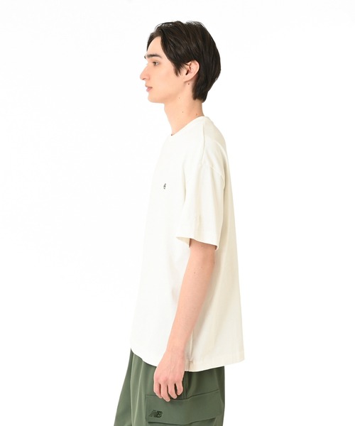 NEW BALANCE(ニューバランス)の「シューパッチショートスリーブTシャツ(Tシャツ/カットソー・メンズ・オフホワイト/ダークブラック/オリーブ/ダークネイビー・MEDIUM/LARGE/X-LARGE/XX-LARGE/SMALL)」の5枚目の写真
