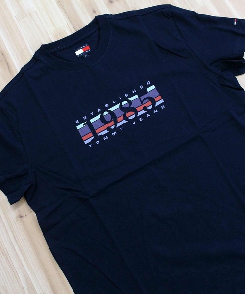 TOMMY HILFIGER(トミーヒルフィガー)の「TMJ レギュラーフィットDNAグラフィック SS Tシャツ(Tシャツ/カットソー・メンズ・ナチュラル/ネイビー・XL/L/M)」の8枚目の写真