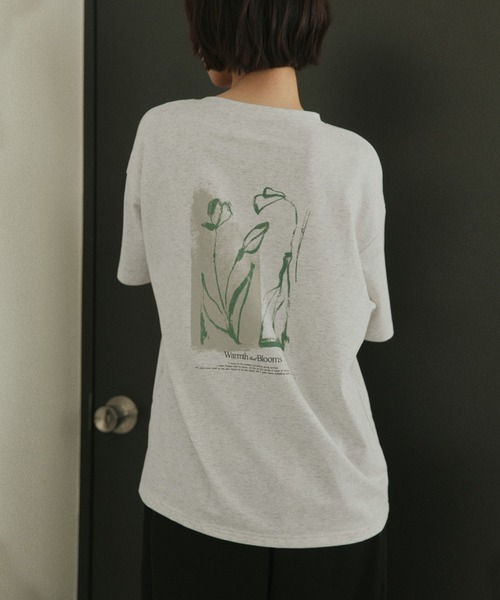 hellam（へラム）の「【hellam×pinmyself】フラワーアートTシャツ（Tシャツ/カットソー・レディース・チャコール/オートミール/イエロー/ホワイト/ブラウン/ブルー・FREE）」の4枚目の写真