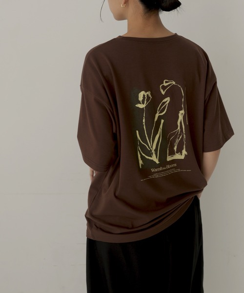 hellam（へラム）の「【hellam×pinmyself】フラワーアートTシャツ（Tシャツ/カットソー・レディース・チャコール/オートミール/イエロー/ホワイト/ブラウン/ブルー・FREE）」の3枚目の写真