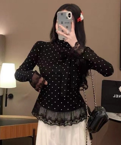 Ritzy(リッツィー)の「ドット柄 リボン&裾レース ハイネック長袖トップス(Tシャツ/カットソー・レディース・ホワイト/ブラック・FREE)」の2枚目の写真