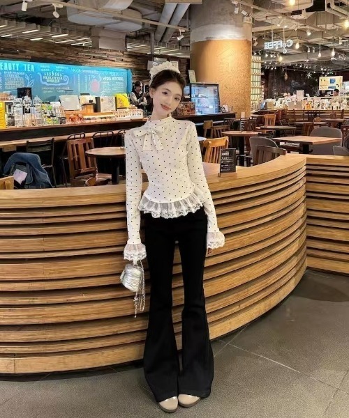 Ritzy(リッツィー)の「ドット柄 リボン&裾レース ハイネック長袖トップス(Tシャツ/カットソー・レディース・ホワイト/ブラック・FREE)」の4枚目の写真