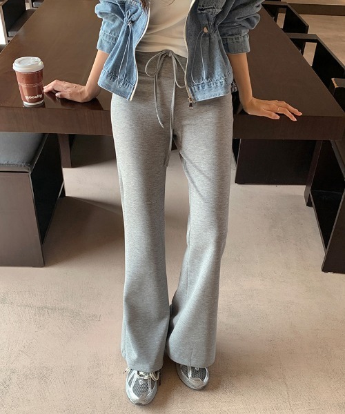 COCOMOMO(ココモモ)の「穿くだけ美脚シルエット ストレッチフレアパンツ ハイウエスト フレアパンツ 美脚 パンツ イージーパンツ ドロスト リラックス(その他パンツ・レディース・ブラック/ライトグレー/ホワイト/ネイビー・S/L/M)」の3枚目の写真