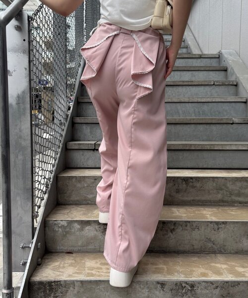 continuer de NICE CLAUP(コンティニューデナイスクラップ)の「バックリボンカーブパンツ(カーゴパンツ・レディース・ブラック/サックスブルー/ピンク/その他・FREE)」の2枚目の写真