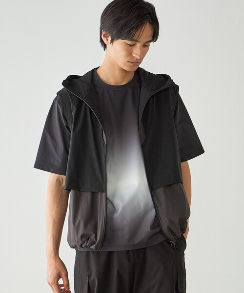 COMME CA ISM(コムサイズム)の「リップストップ ナイロンストレッチ ブロッキングベスト / セットアップ対応(ベスト・メンズ・ブラック/チャコール・MEDIUM/LARGE)」の1枚目の写真
