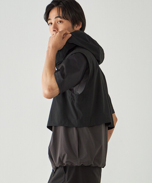COMME CA ISM(コムサイズム)の「リップストップ ナイロンストレッチ ブロッキングベスト / セットアップ対応(ベスト・メンズ・ブラック/チャコール・MEDIUM/LARGE)」の10枚目の写真
