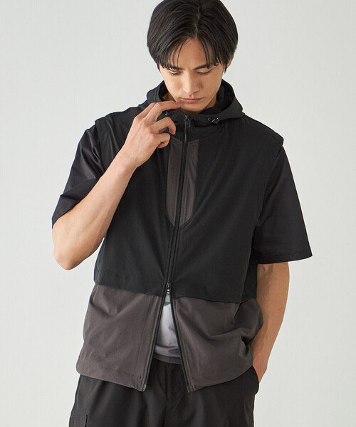 COMME CA ISM(コムサイズム)の「リップストップ ナイロンストレッチ ブロッキングベスト / セットアップ対応(ベスト・メンズ・ブラック/チャコール・MEDIUM/LARGE)」の13枚目の写真