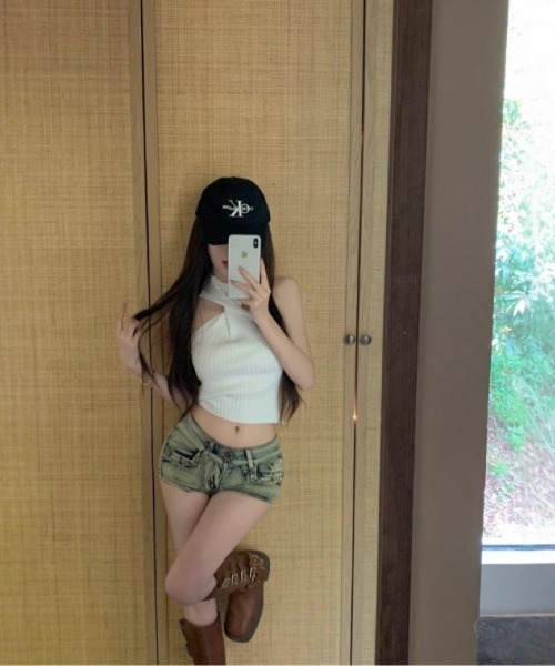 Ritzy(リッツィー)の「ダメージ裾スタッズ付きヴィンテージ加工デニムショーツ(デニムパンツ・レディース・ブルー・S/M/L)」の4枚目の写真