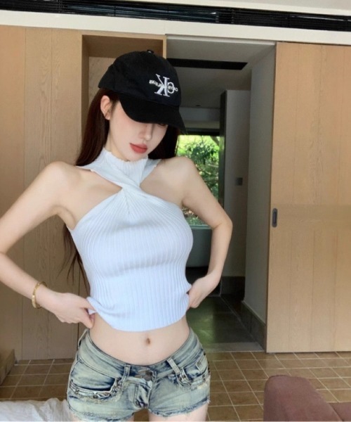Ritzy(リッツィー)の「ダメージ裾スタッズ付きヴィンテージ加工デニムショーツ(デニムパンツ・レディース・ブルー・S/M/L)」の2枚目の写真