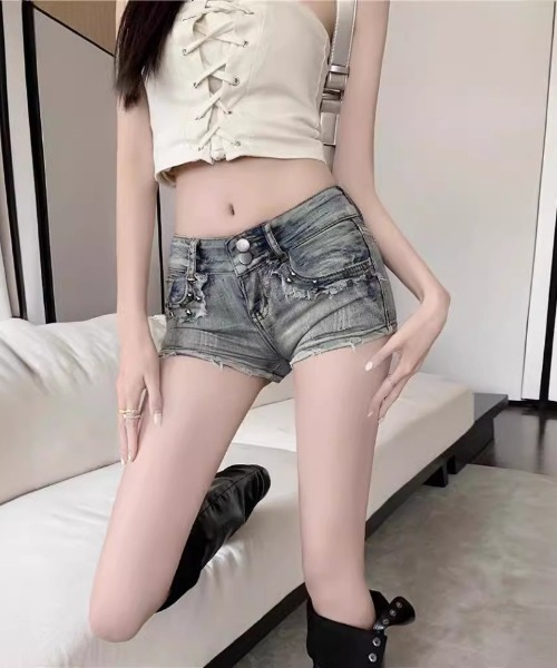 Ritzy(リッツィー)の「ダメージ裾スタッズ付きヴィンテージ加工デニムショーツ(デニムパンツ・レディース・ブルー・S/M/L)」の15枚目の写真