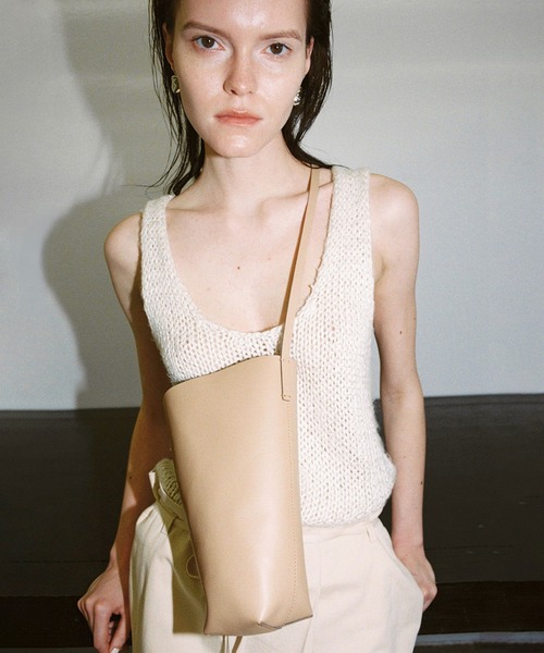 ADAM ET ROPE'(アダムエロペ)の「【PFT】Crepe Small Bag(ショルダーバッグ・レディース・ブラック/ベージュ・FREE)」の1枚目の写真