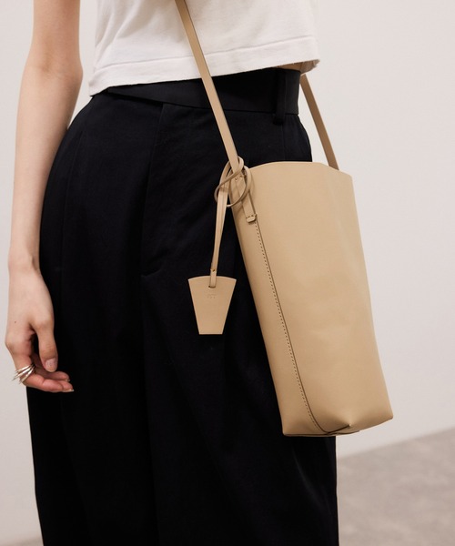 ADAM ET ROPE'(アダムエロペ)の「【PFT】Crepe Small Bag(ショルダーバッグ・レディース・ブラック/ベージュ・FREE)」の13枚目の写真