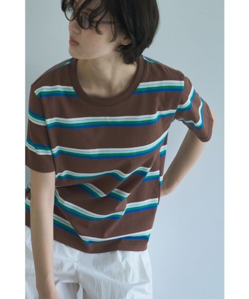 marjour(マージュール)の「MULTI BORDER HALF SLEEVE TEE(Tシャツ/カットソー・レディース・グリーン/ブラウン・M)」の2枚目の写真