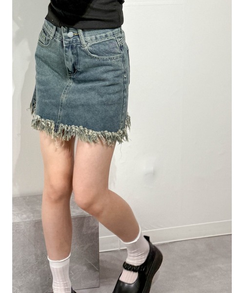 marcydorn(マーシードルン)の「ダメージフリンジ デニムミニスカート 台形 ショート丈 ストリート(デニムスカート・レディース・ブルー・S/L)」の2枚目の写真