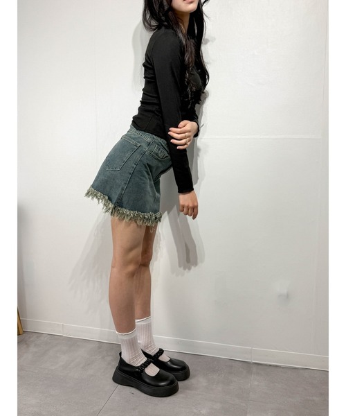 marcydorn(マーシードルン)の「ダメージフリンジ デニムミニスカート 台形 ショート丈 ストリート(デニムスカート・レディース・ブルー・S/L)」の6枚目の写真