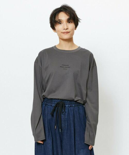 feerique（フィーリック）の「feerique　刺繍ロゴラウンドヘムプルオーバー（Tシャツ/カットソー・レディース・チャコールグレー/ナチュラル・2）」の2枚目の写真