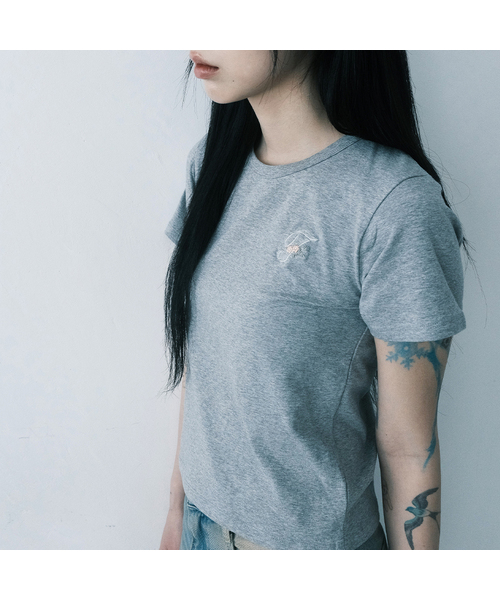 FRAGFARM(フラグファーム)の「Fレタリング刺繍クロップTシャツ (3カラー)(Tシャツ/カットソー・レディース・ホワイト/グレー・FREE)」の2枚目の写真