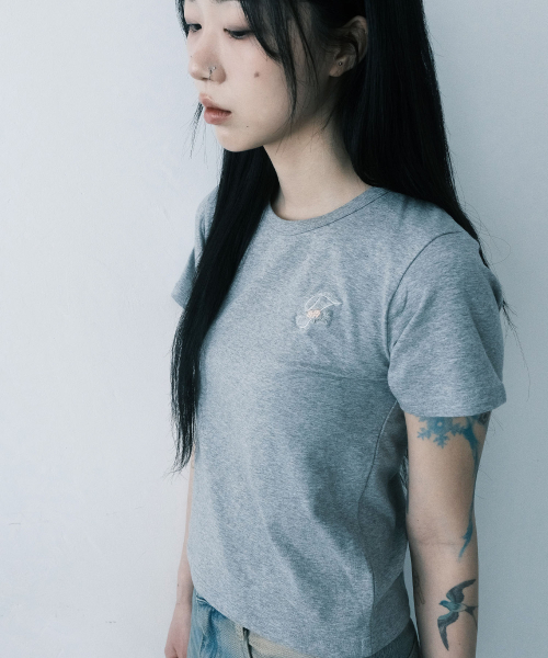 FRAGFARM(フラグファーム)の「Fレタリング刺繍クロップTシャツ (3カラー)(Tシャツ/カットソー・レディース・ホワイト/グレー・FREE)」の3枚目の写真