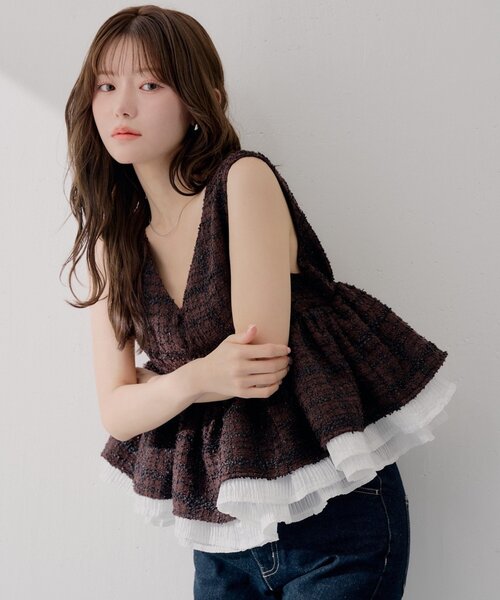 Chico(チコ)の「完売カラー再販決定【SALON by Chico】ペプラムフリルツイードトップス(シャツ/ブラウス・レディース・ブラウン系その他2/ブラウン/アイボリー・FREE)」の2枚目の写真
